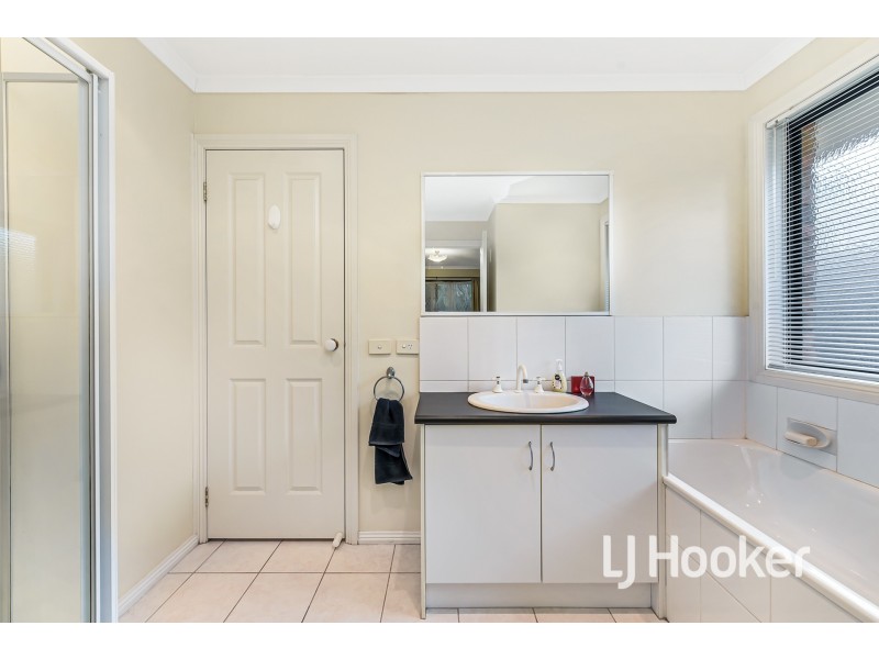 21 Riviera Drive, Pakenham VIC 3810