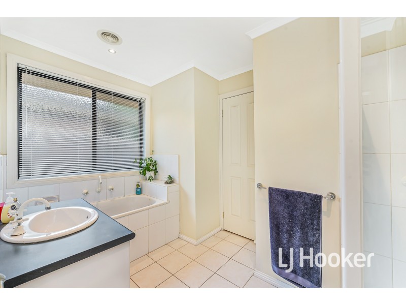 21 Riviera Drive, Pakenham VIC 3810