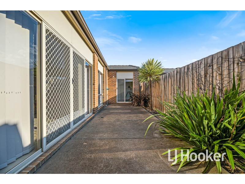 11 McClenaghan Place, Pakenham VIC 3810