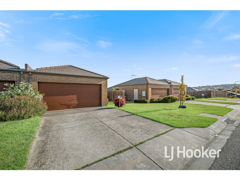 11 McClenaghan Place, Pakenham VIC 3810
