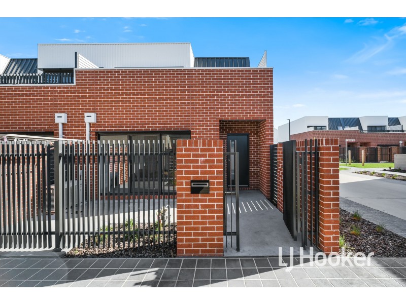 2 Patena Walk, Pakenham VIC 3810