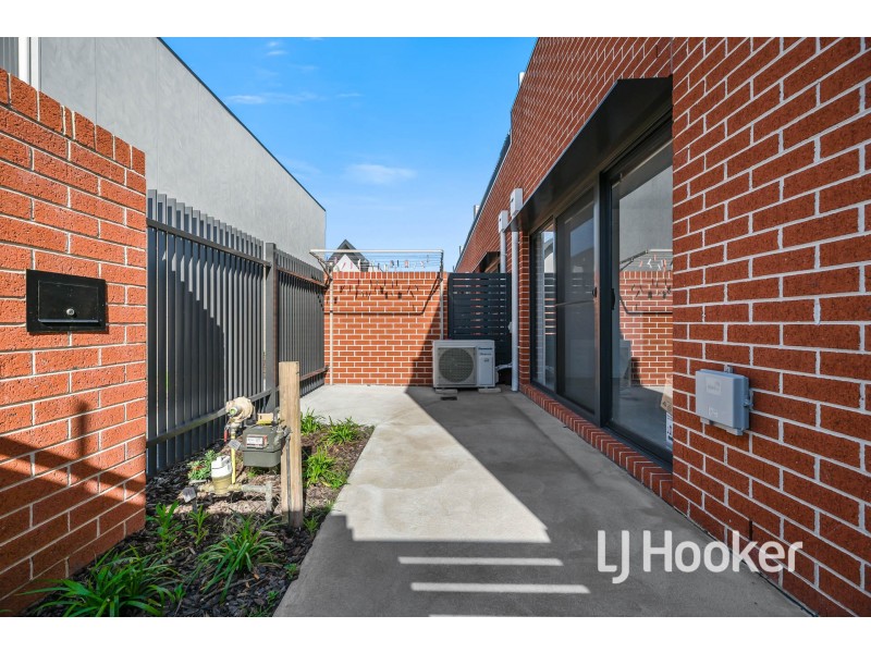 2 Patena Walk, Pakenham VIC 3810