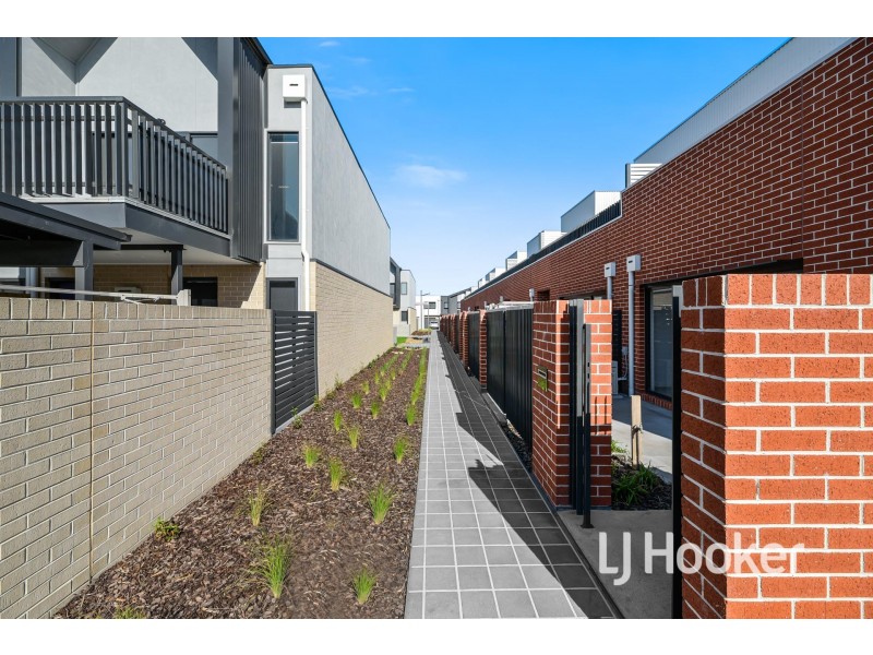 2 Patena Walk, Pakenham VIC 3810