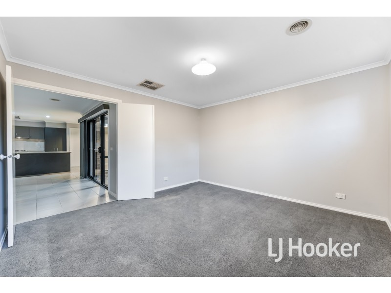30 Honeyeater Way, Pakenham VIC 3810