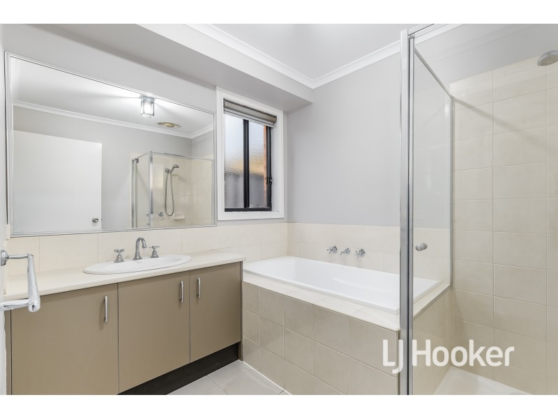 30 Honeyeater Way, Pakenham VIC 3810