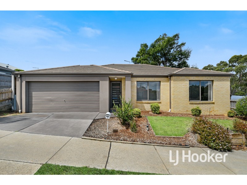 2 McClenaghan Place, Pakenham VIC 3810