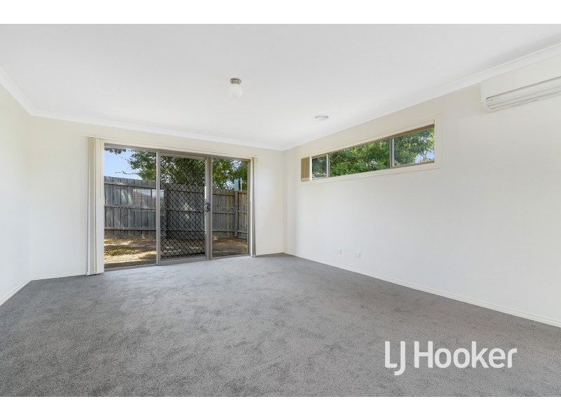 2 McClenaghan Place, Pakenham VIC 3810