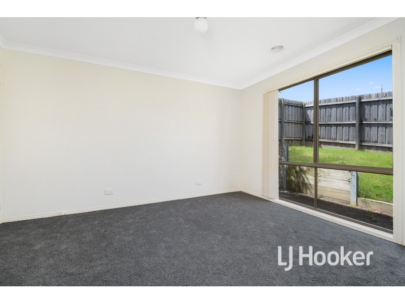2 McClenaghan Place, Pakenham VIC 3810
