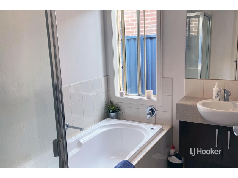 39 Scarlet Crescent, Pakenham VIC 3810