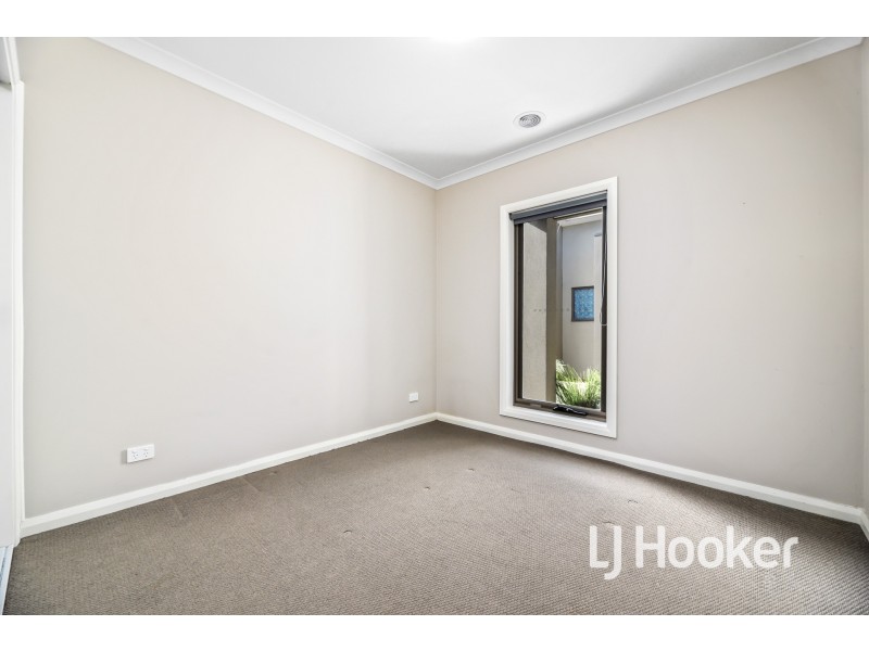 4/10 Snodgrass Street, Pakenham VIC 3810