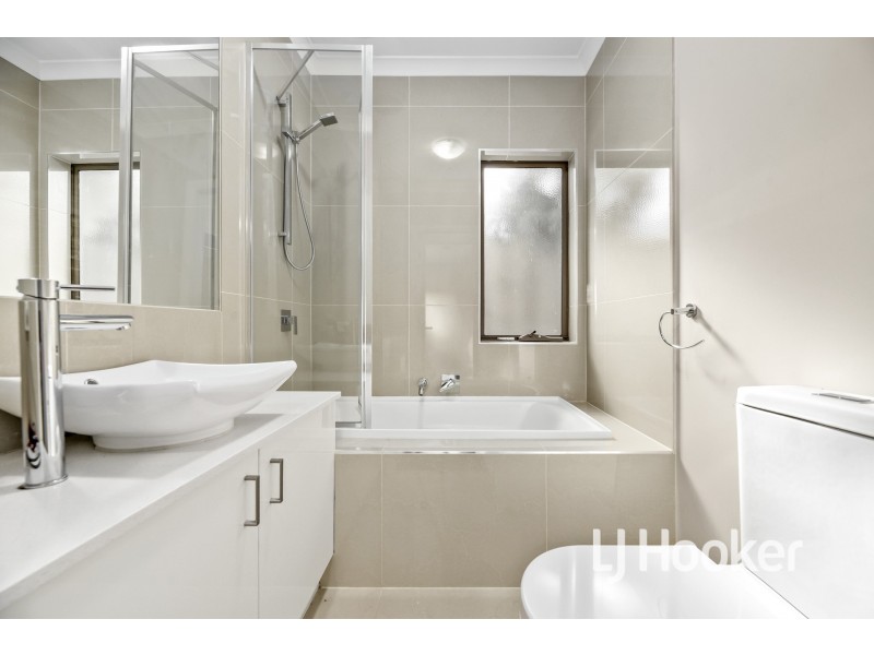 4/10 Snodgrass Street, Pakenham VIC 3810