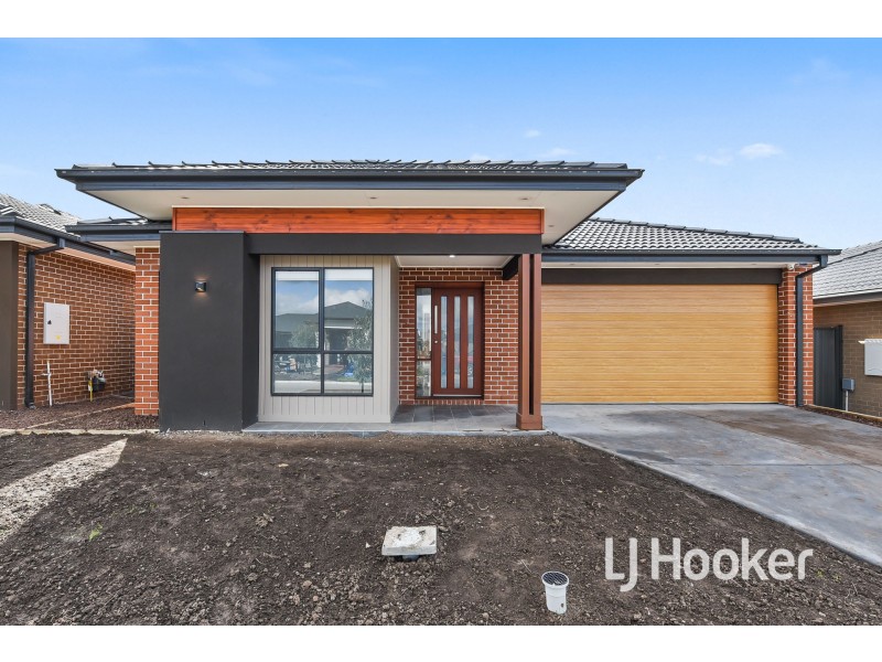33 Revelstoke Crescent, Pakenham VIC 3810