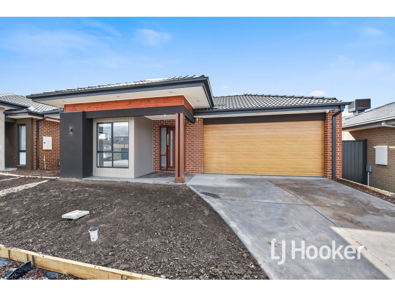 33 Revelstoke Crescent, Pakenham VIC 3810