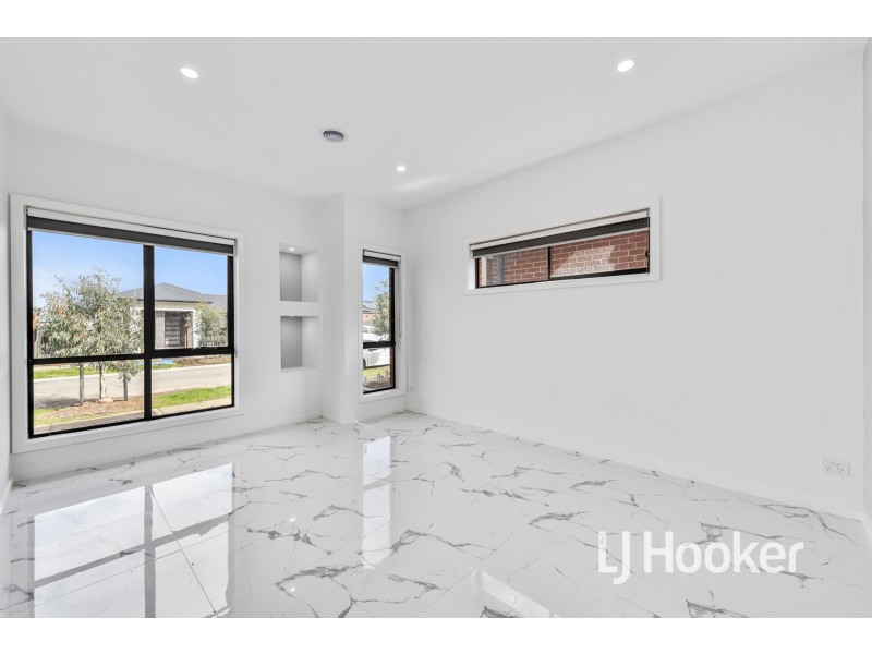 33 Revelstoke Crescent, Pakenham VIC 3810