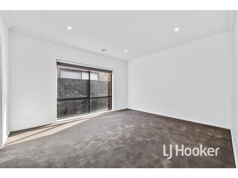 33 Revelstoke Crescent, Pakenham VIC 3810