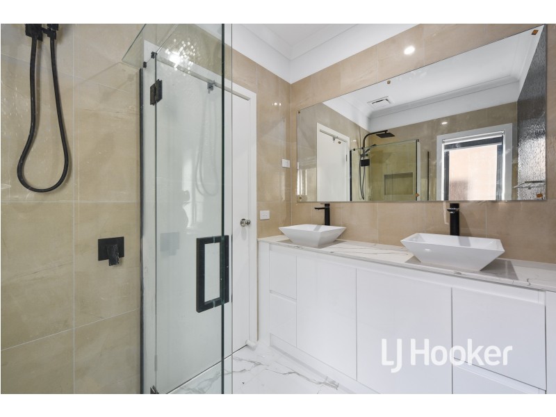 33 Revelstoke Crescent, Pakenham VIC 3810