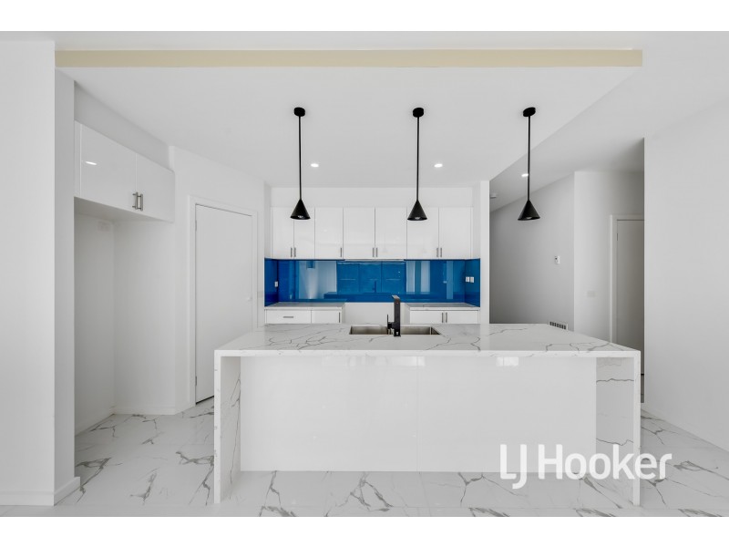 33 Revelstoke Crescent, Pakenham VIC 3810