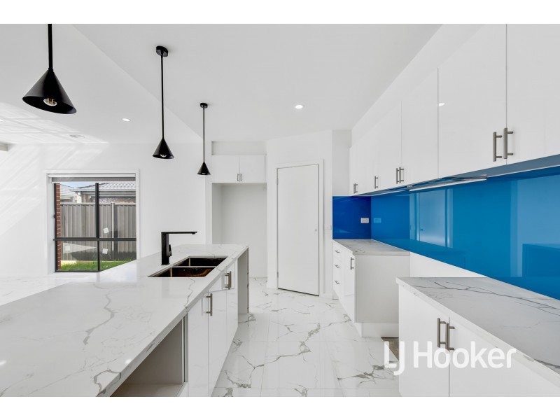 33 Revelstoke Crescent, Pakenham VIC 3810