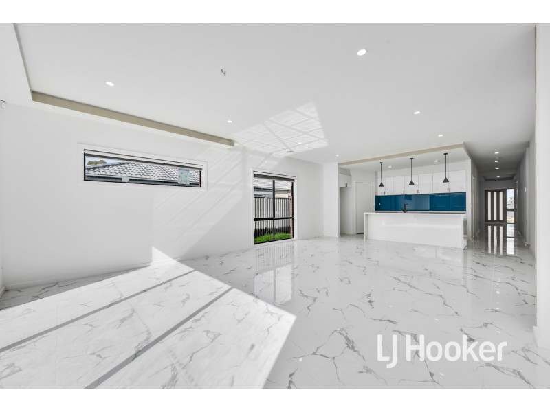 33 Revelstoke Crescent, Pakenham VIC 3810