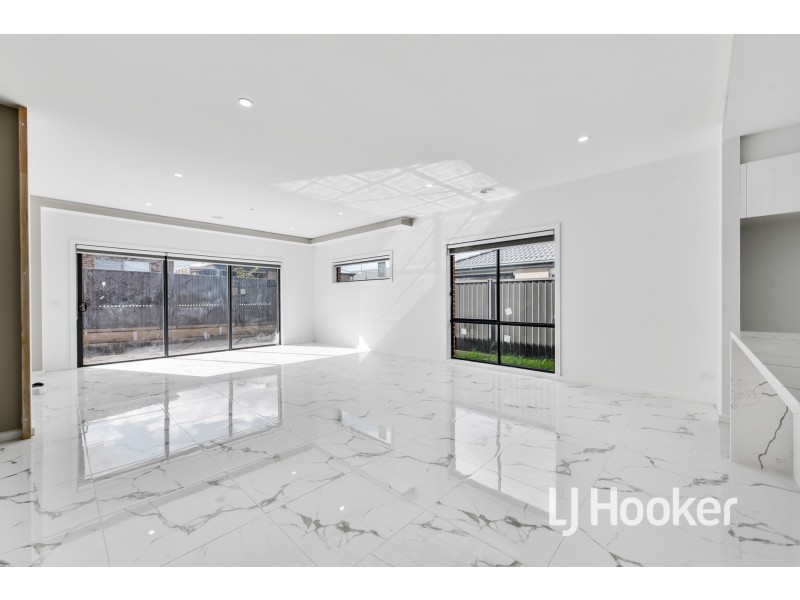 33 Revelstoke Crescent, Pakenham VIC 3810