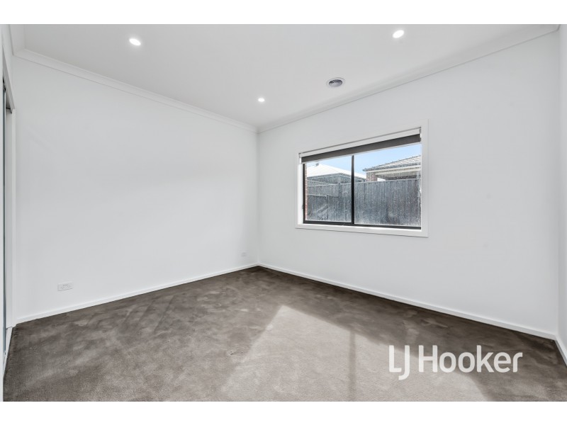 33 Revelstoke Crescent, Pakenham VIC 3810