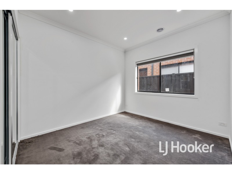 33 Revelstoke Crescent, Pakenham VIC 3810