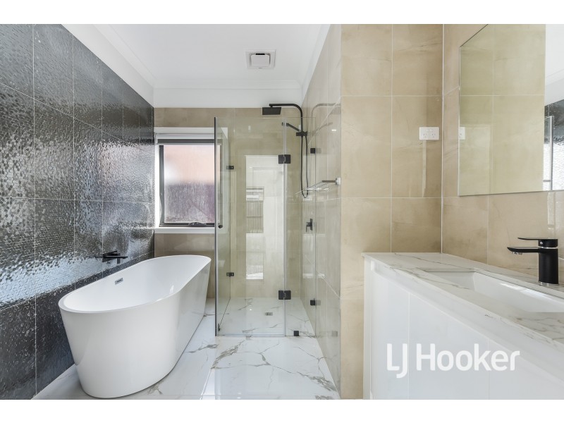 33 Revelstoke Crescent, Pakenham VIC 3810