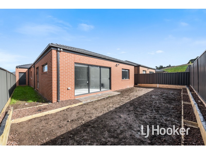 33 Revelstoke Crescent, Pakenham VIC 3810