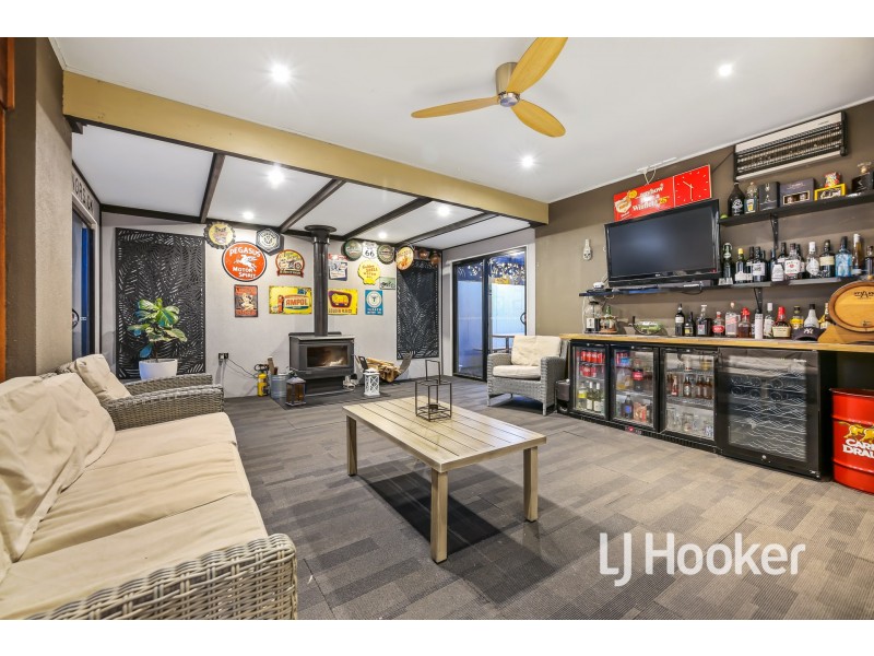 24 Fallingwater Drive, Pakenham VIC 3810