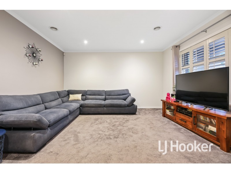 24 Fallingwater Drive, Pakenham VIC 3810