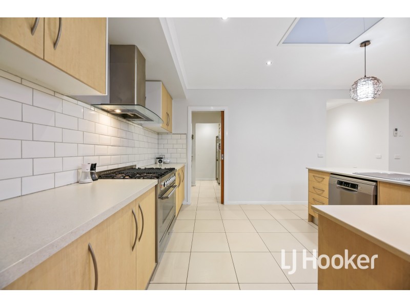 24 Fallingwater Drive, Pakenham VIC 3810