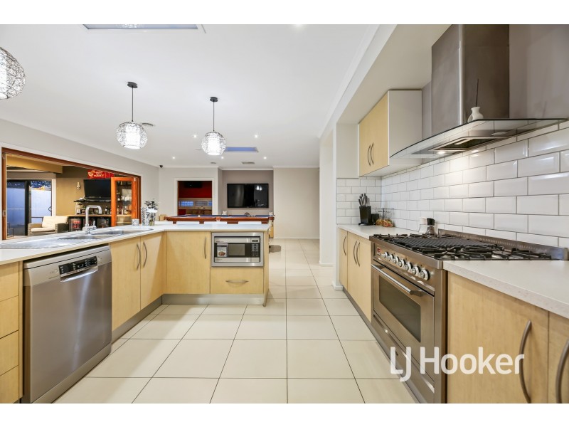 24 Fallingwater Drive, Pakenham VIC 3810