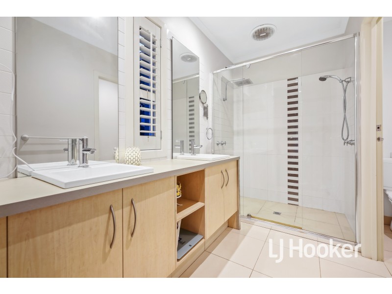 24 Fallingwater Drive, Pakenham VIC 3810