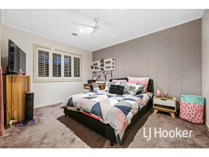 24 Fallingwater Drive, Pakenham VIC 3810