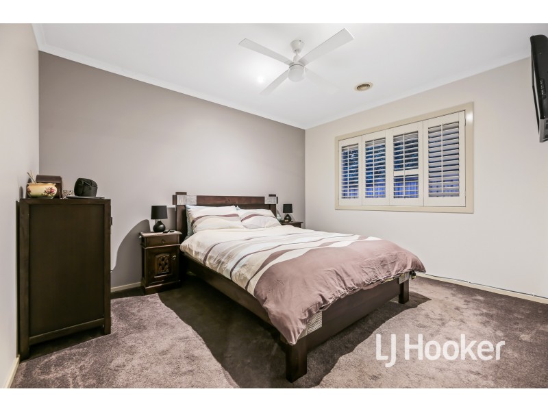 24 Fallingwater Drive, Pakenham VIC 3810