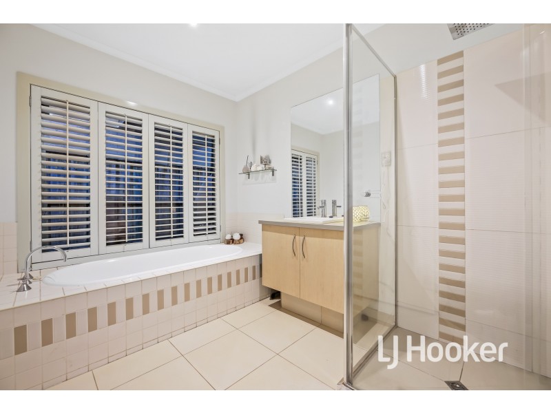24 Fallingwater Drive, Pakenham VIC 3810