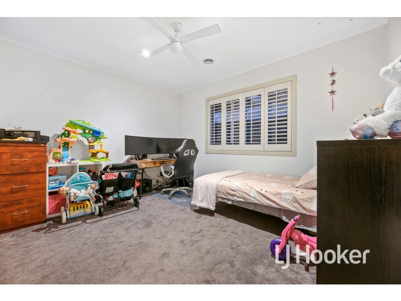 24 Fallingwater Drive, Pakenham VIC 3810