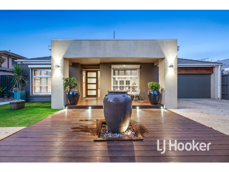 24 Fallingwater Drive, Pakenham VIC 3810