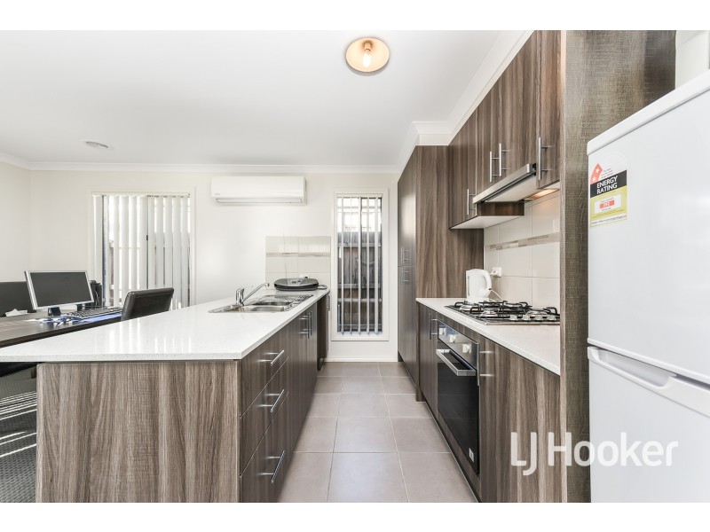 3/30 Sir Thomas Drive, Pakenham VIC 3810