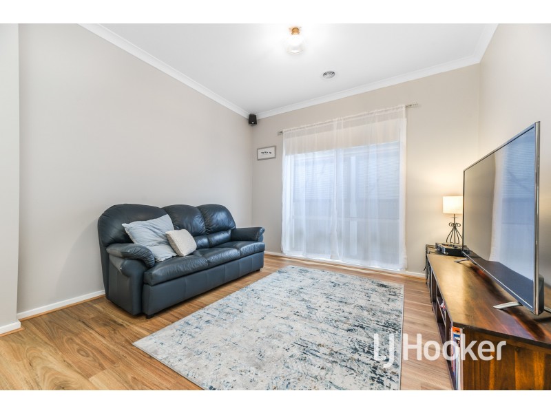 54 Oaklands Way, Pakenham VIC 3810