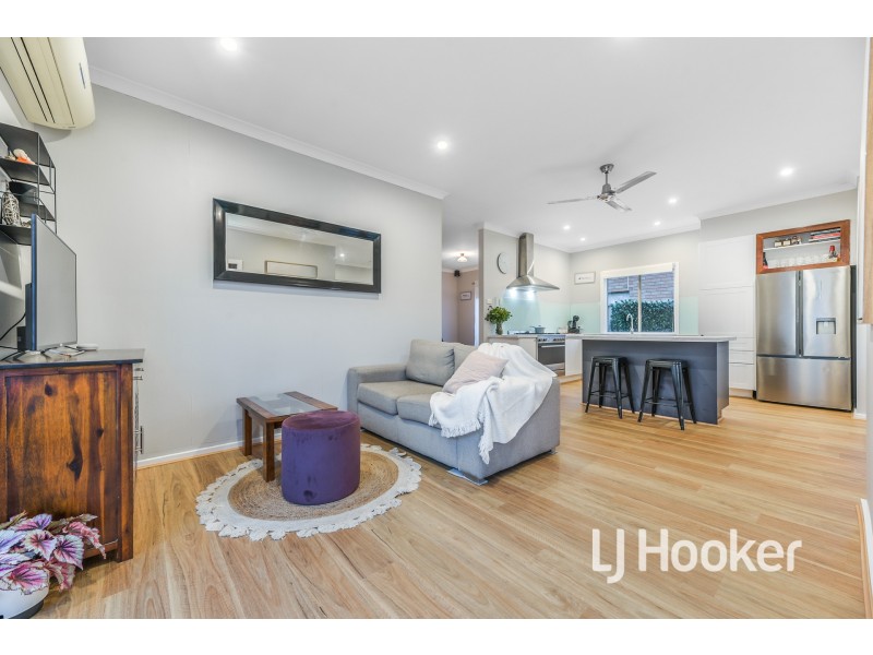 54 Oaklands Way, Pakenham VIC 3810