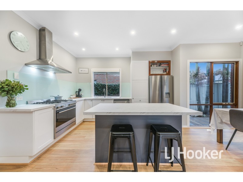 54 Oaklands Way, Pakenham VIC 3810