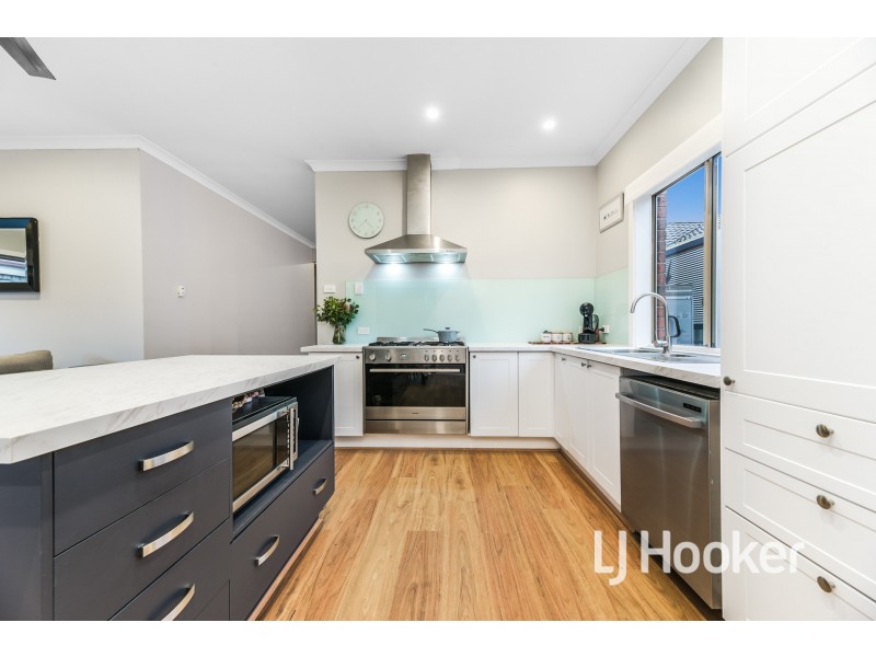 54 Oaklands Way, Pakenham VIC 3810