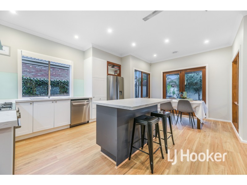 54 Oaklands Way, Pakenham VIC 3810