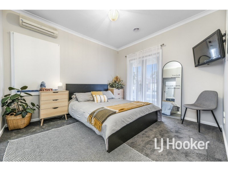 54 Oaklands Way, Pakenham VIC 3810