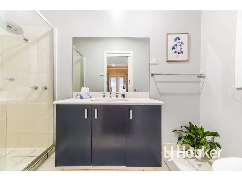 54 Oaklands Way, Pakenham VIC 3810