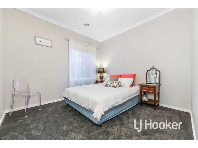 54 Oaklands Way, Pakenham VIC 3810