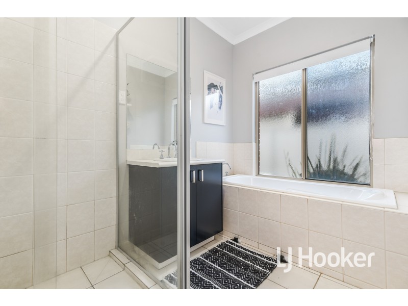 54 Oaklands Way, Pakenham VIC 3810
