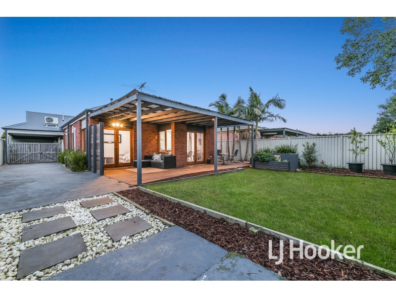 54 Oaklands Way, Pakenham VIC 3810