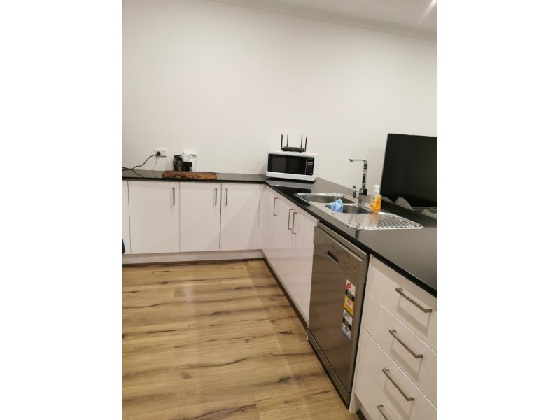 2/2 Wadsley Avenue, Pakenham VIC 3810